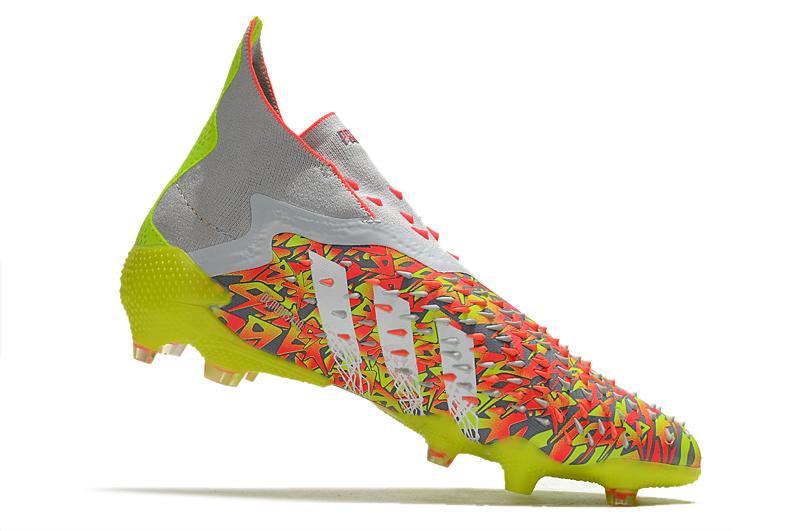 Chuteira adidas Predator Freak+ Campo