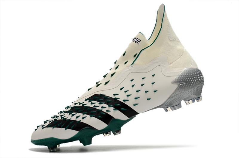 Chuteira adidas Predator Freak+ Campo